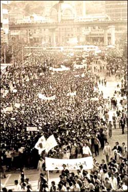 1980년 5월 15일 학생을 중심으로 한 시위대가 서울역 앞에서 '유신철폐'와 '계엄해제'를 요구하며 대규모 시위를 벌였다.